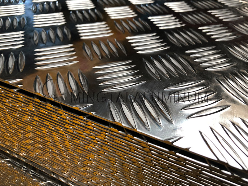 五條筋花紋鋁板_5052花紋鋁板廠家_大五條筋花紋鋁板-5052-H114花紋鋁板加工費(fèi)