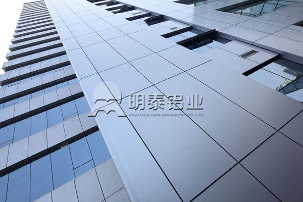 鋁塑板用鋁箔基材厚度一般是多少絲？鋁箔生產(chǎn)廠家哪家好？